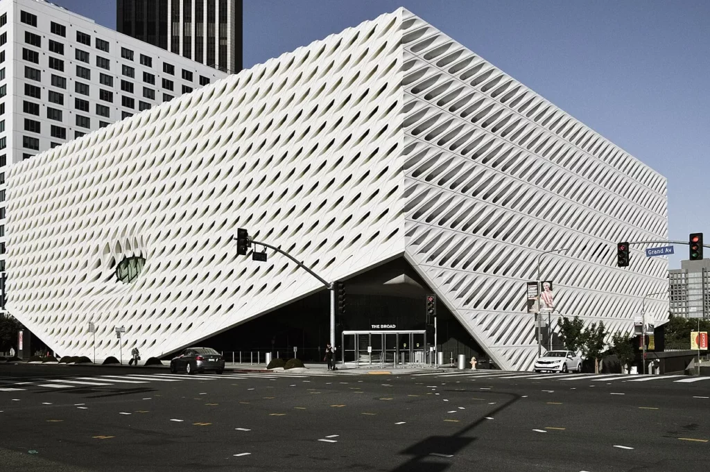 Музей The Broad в Лос-Анджелесе — фасад сложной геометрии